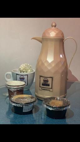 دلة قهوة عربية بالهيل والزعفران مع التمر والطحينة  نصف لتر