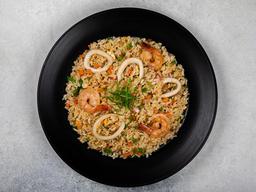 أرز مقلي بالمأكولات البحرية 