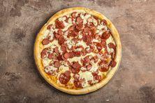 بيتزا بيبروني و نقانق