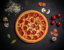 بيتزا بيبروني مع الفطر