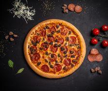بيتزا بيبروني مع قطع اللحم
