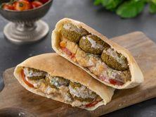 ساندويش فول وفلافل بخبز البيتا العربي
